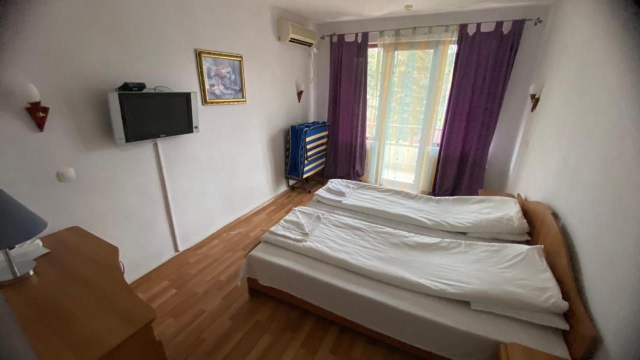 Хотел Галина Палас Srem Exterior photo